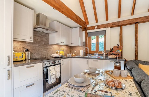 Stonegate Haus | Little Bewl Bridge Stable