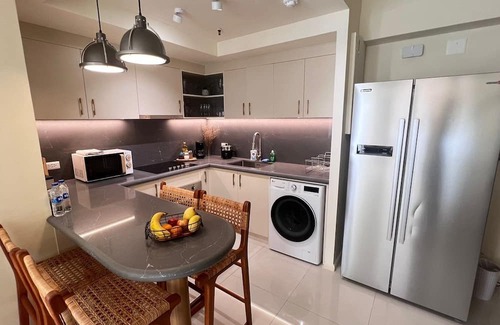 Downtown Wohnung | Spacious and Cozy 3-Bedroom Apartment with WiFi, AC in Poblacion Makati