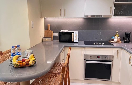 Downtown Wohnung | Spacious and Cozy 3-Bedroom Apartment with WiFi, AC in Poblacion Makati