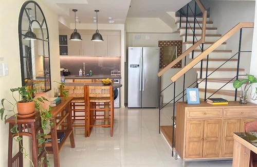 Downtown Wohnung | Spacious and Cozy 3-Bedroom Apartment with WiFi, AC in Poblacion Makati