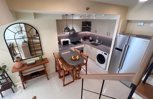 Downtown Wohnung | Spacious and Cozy 3-Bedroom Apartment with WiFi, AC in Poblacion Makati