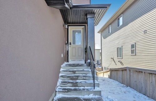 Calgary Haus | Cozy house situated about 13 mins to the Airport, few minutes to many amenities.