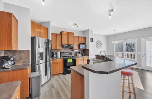 Calgary Haus | Cozy house situated about 13 mins to the Airport, few minutes to many amenities.