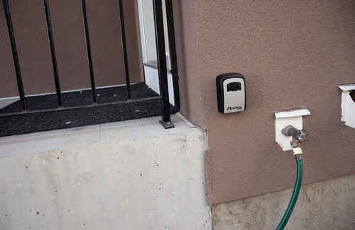 Calgary Haus | Cozy house situated about 13 mins to the Airport, few minutes to many amenities.