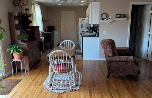 Swansea Wohnung | Airy and sunny 2nd floor, privately accessed 1 bedroom apartment in Swansea, MA.