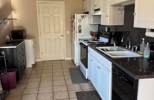 Swansea Wohnung | Airy and sunny 2nd floor, privately accessed 1 bedroom apartment in Swansea, MA.