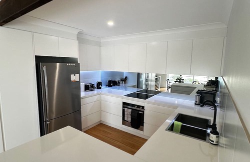 Wamberal Wohnung | 100m from Beach: The Wambi Getaway, Pet Friendly, 2BR, Entire Apartment and Yard