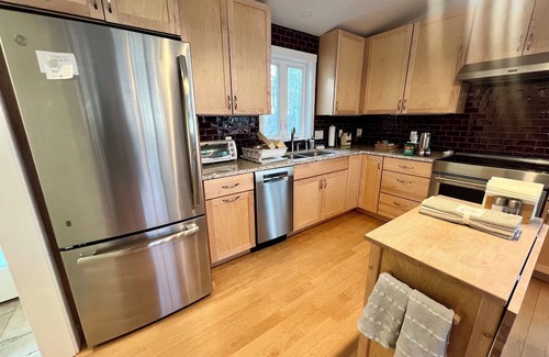Hadley Haus | Charming 3-bedroom 2-bathroom house with AC, WiFi in beautiful Amherst, MA
