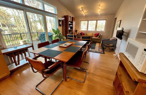 Hadley Haus | Charming 3-bedroom 2-bathroom house with AC, WiFi in beautiful Amherst, MA