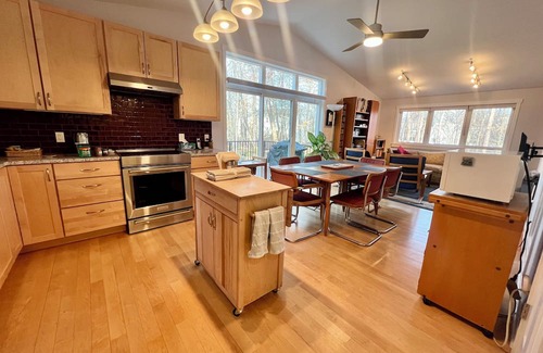 Hadley Haus | Charming 3-bedroom 2-bathroom house with AC, WiFi in beautiful Amherst, MA