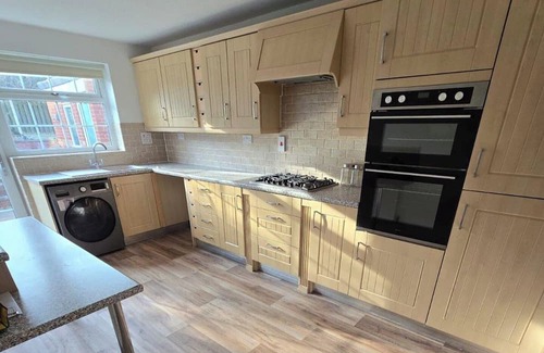 Handsworth Haus | Spacious Central Home - Sleeps 7, Garden & Parking