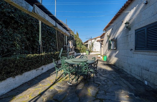 Chaves Wohnung | Modern 4-Bedroom Retreat in Chaves