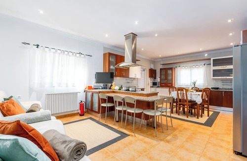 Chaves Wohnung | Modern 4-Bedroom Retreat in Chaves