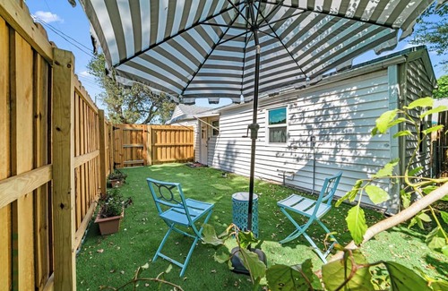 Mango Groves Haus | Steps from the Ocean - Pet Friendly Two Bed One Bath Beach Cottage