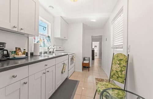 Mango Groves Haus | Steps from the Ocean - Pet Friendly Two Bed One Bath Beach Cottage