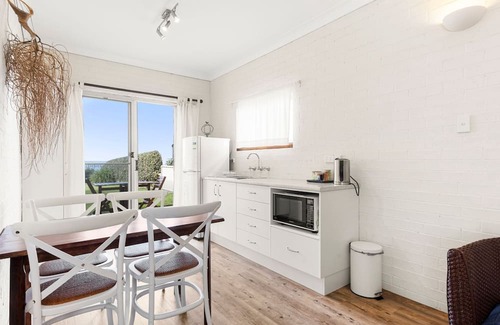 Callala Beach Kabine | Quay's Cabin - Absolute Beachfront with Views