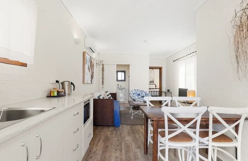 Callala Beach Kabine | Quay's Cabin - Absolute Beachfront with Views