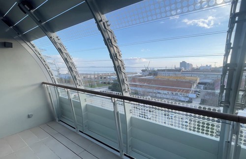 Marvila Wohnung | Tagus River view studio in lovely Lisboa with WiFi, AC