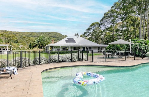 Wamberal Haus | Secluded acerage with floodlit tennis and basketball courts, pool, firepit and beautiful homestead