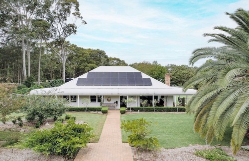 Wamberal Haus | Secluded acerage with floodlit tennis and basketball courts, pool, firepit and beautiful homestead