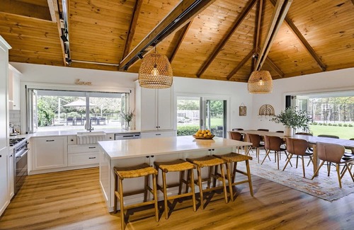 Wamberal Haus | Secluded acerage with floodlit tennis and basketball courts, pool, firepit and beautiful homestead