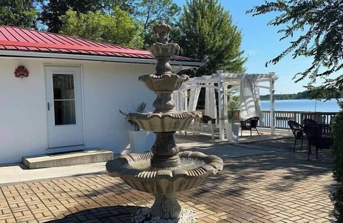 Central Frontenac Haus | Godfrey Lakefront Getaway