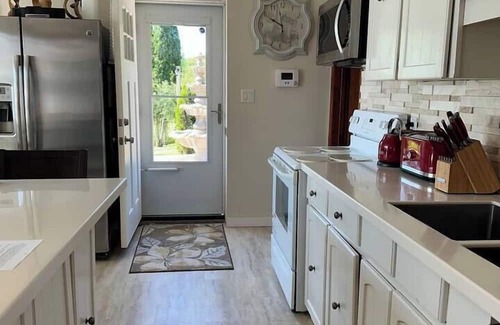 Central Frontenac Haus | Godfrey Lakefront Getaway