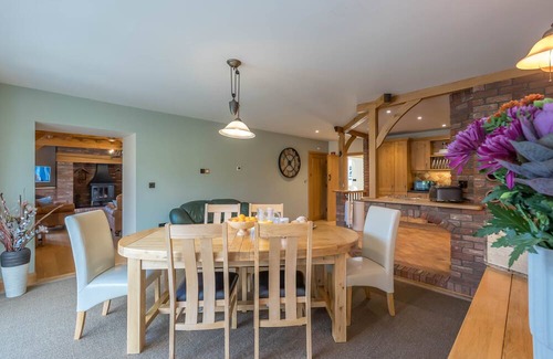 Glandyfi Hütte | Perfect Family Retreat near Beach & Pubs in Talybont | Yr-Hen-Ty-Coets