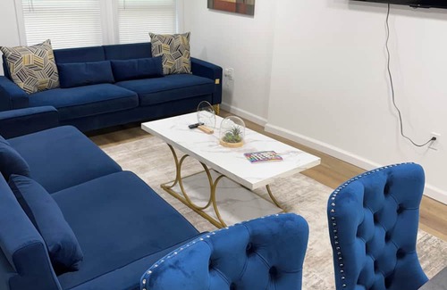 Lansing Haus | Spacious 6-bedroom house with AC, WiFi in lovely Lansing