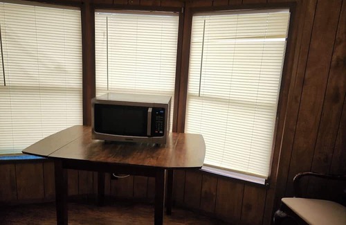 Stinnett Haus | Charming 2-bedroom mobile home with WiFi, AC in welcoming Stinnett