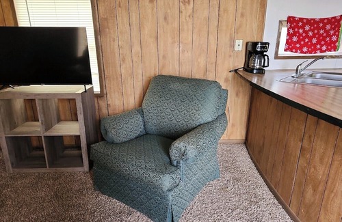 Stinnett Haus | Charming 2-bedroom mobile home with WiFi, AC in welcoming Stinnett