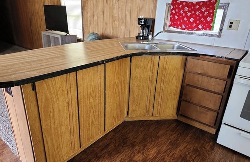 Stinnett Haus | Charming 2-bedroom mobile home with WiFi, AC in welcoming Stinnett
