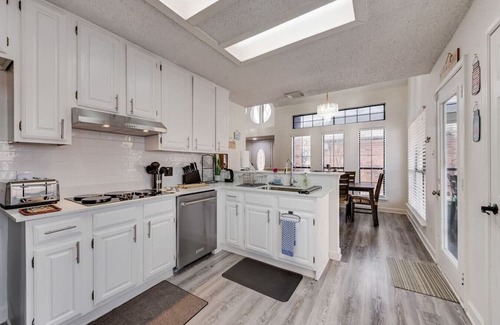 Euless Haus | Spacious 4BR/3BA | Modern Comforts Nr DFW Airport