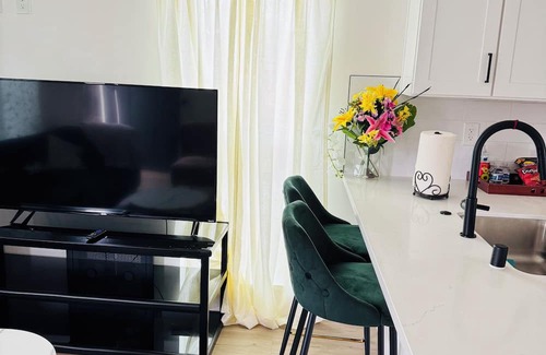 Manteca Haus | Charming 2-bedroom house with WiFi, AC in Manteca