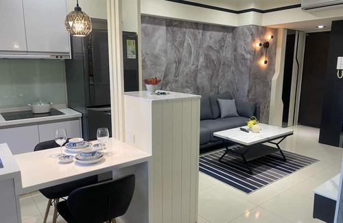 Zuoying District Haus | 【左營舒適兩房｜近蓮池潭・瑞豐夜市・巨蛋｜交通便利・家庭友善】nnn開放式客廳與廚房空間，方便料理nn鄰近蓮池潭、瑞豐夜市、高雄巨蛋，夜市與演唱會活動唾手可得