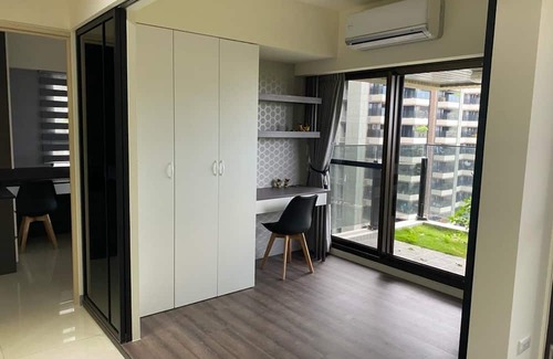 Zuoying District Haus | 【左營舒適兩房｜近蓮池潭・瑞豐夜市・巨蛋｜交通便利・家庭友善】nnn開放式客廳與廚房空間，方便料理nn鄰近蓮池潭、瑞豐夜市、高雄巨蛋，夜市與演唱會活動唾手可得