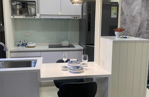 Zuoying District Haus | 【左營舒適兩房｜近蓮池潭・瑞豐夜市・巨蛋｜交通便利・家庭友善】nnn開放式客廳與廚房空間，方便料理nn鄰近蓮池潭、瑞豐夜市、高雄巨蛋，夜市與演唱會活動唾手可得