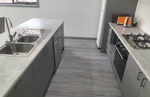 Norlane Haus | Modern Unit close to shops and services, public transport, the waterfront etc