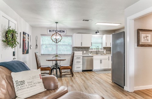 Keller Haus | Charming 2-bedroom house in lovely Keller with WiFi, AC