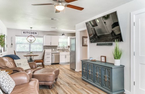 Keller Haus | Charming 2-bedroom house in lovely Keller with WiFi, AC