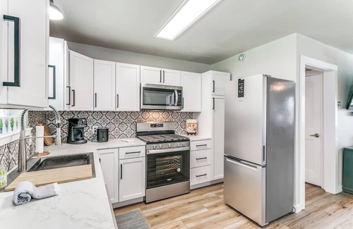 Keller Haus | Charming 2-bedroom house in lovely Keller with WiFi, AC
