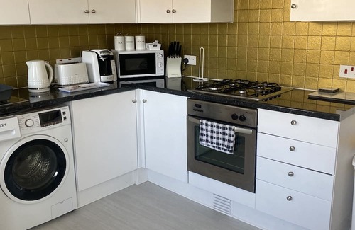 Port Talbot Haus | Step Free Bungalow By The Beach/Extra Wide Doorwayn2 minutes from the beach