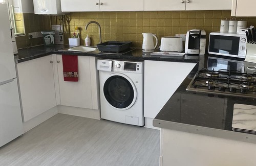 Port Talbot Haus | Step Free Bungalow By The Beach/Extra Wide Doorwayn2 minutes from the beach