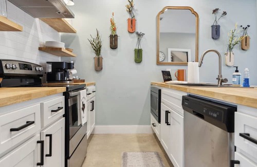 Downtown Haus | The Retreat - 1BR/1.5BA 1 Block Downtown Bryan
