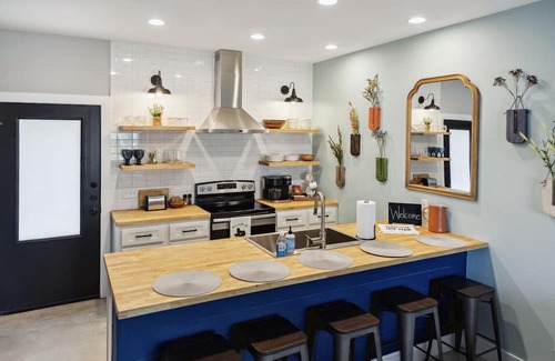 Downtown Haus | The Retreat - 1BR/1.5BA 1 Block Downtown Bryan