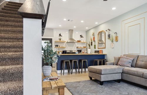 Downtown Haus | The Retreat - 1BR/1.5BA 1 Block Downtown Bryan