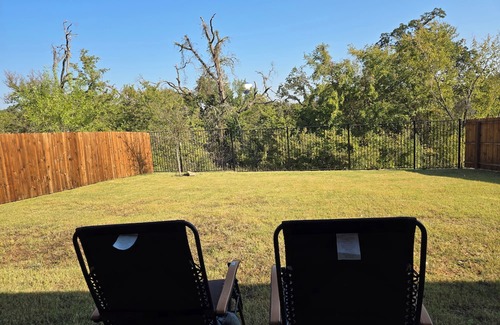 Lincoln Park Haus | Charming 1-bedroom in a house with WiFi and AC in delightful Aubrey area.