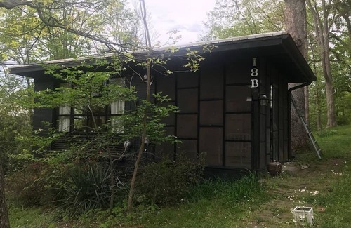 Cross Lanes Kabine | Rustic and restful 2-bedroom lake cabin in Cross Lanes with smart amenities.