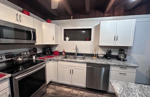 Cross Lanes Kabine | Rustic and restful 2-bedroom lake cabin in Cross Lanes with smart amenities.