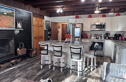 Cross Lanes Kabine | Rustic and restful 2-bedroom lake cabin in Cross Lanes with smart amenities.